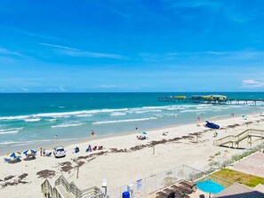 On the beach - Oceanview Condo with Balcony & Full Kitchen (Daytona Beach)