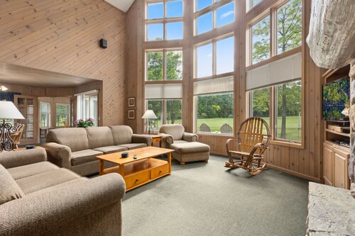 Spacious Lodge w/ Sauna, Golf Views & Lake Access