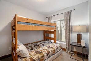 3 bedrooms, iron/ironing board, Internet, bed sheets