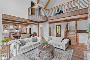 Televisión, chimenea, futbolito y tenis de mesa 