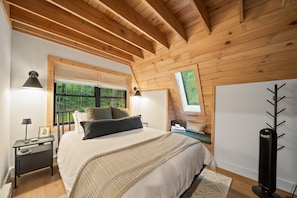 2 bedrooms, desk, iron/ironing board, free WiFi - Alpine A-Frame Modern Treehouse with Hot Tub and Views (Boone)
