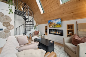 Smart TV, fireplace, books - Ascent A-Frame Modern Treehouse with Hot Tub and Views (Boone)