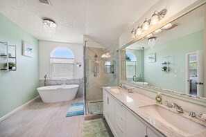 Asciugacapelli, bidet, asciugamani, carta igienica