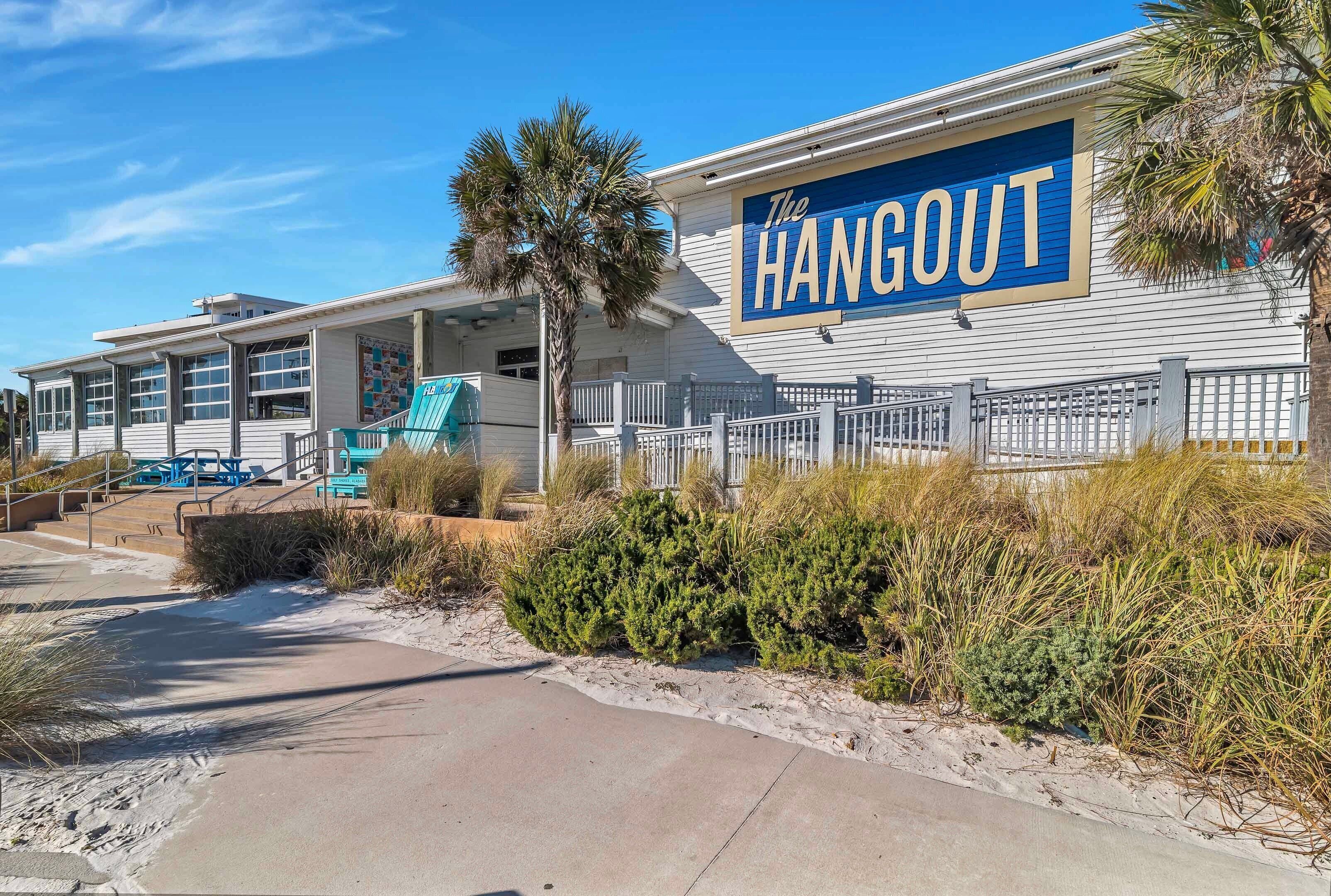Un bâtiment situé en bord de mer, sur lequel on peut lire l’inscription « The Hangout ».