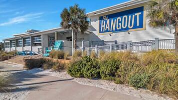 Un bâtiment situé en bord de mer, sur lequel on peut lire l’inscription « The Hangout ».