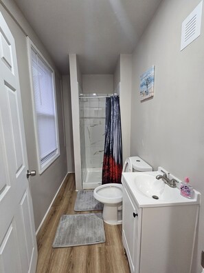 Douche, serviettes fournies, papier toilette