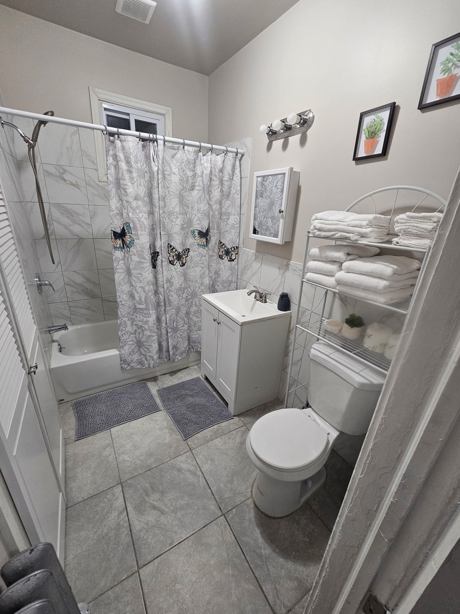 Ein Badezimmer mit Badewanne, Toilette und Duschbereich.
