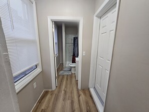 Dusj, håndklær og toalettpapir