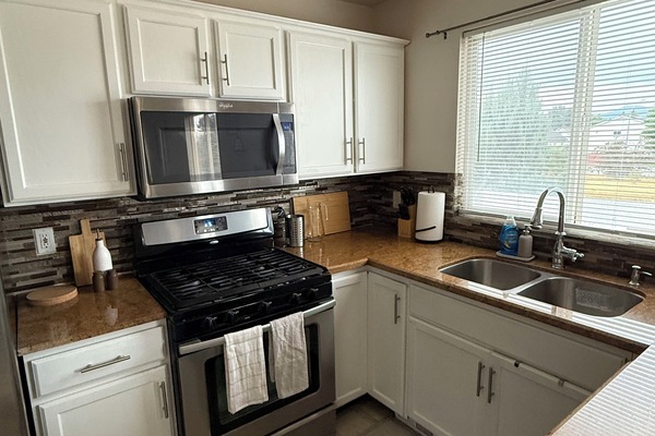 Geladeira, micro-ondas, fogão, cooktop