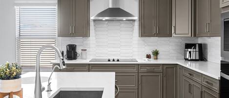 Refrigerador, microondas, horno y parrilla de estufa