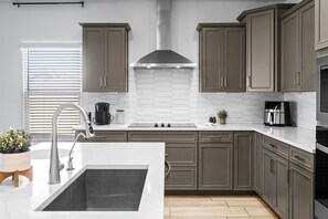 Geladeira, micro-ondas, fogão, cooktop