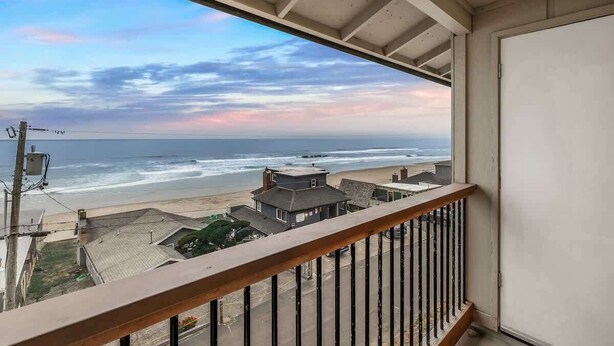 A balcony with a view of the beach and ocean. - Sunny Delighthouse – Ocean View & Beach Access (Lincoln City)