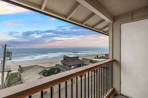 A balcony with a view of the beach and ocean. - Sunny Delighthouse – Ocean View & Beach Access (Lincoln City)