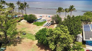 A beach view with palm trees, a swimming pool, and a row of boats. - KBS A106 - Updated Studio next to Beach (Kihei)