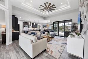 Una Smart TV, una oficina, una pantalla de ordenador