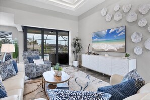 Una Smart TV, una oficina, una pantalla de ordenador