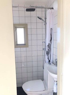 Towels, soap, shampoo, toilet paper