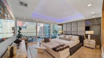 3 bedrooms, desk, iron/ironing board, WiFi