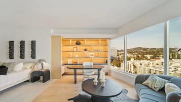 Smart TV, chimenea, reproductor de DVD y libros