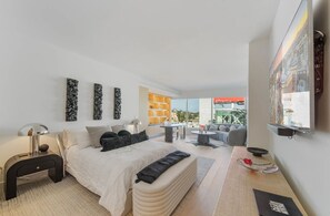 3 bedrooms, desk, iron/ironing board, WiFi - Hollywood Penthouse. House in the Sky! Absolute luxury.  (Los Angeles)