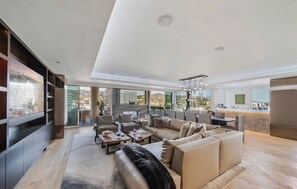 Lobby - Hollywood Penthouse. House in the Sky! Absolute luxury.  (Los Angeles)