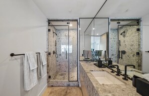 Regadera, secadora de cabello, bidet, toallas 