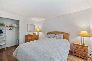 Desk, WiFi, bed sheets