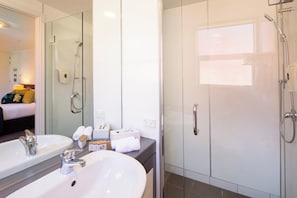 Sèche-cheveux, serviettes fournies, savon, shampoing