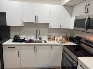 Réfrigérateur, micro-ondes, four, plaque de cuisson