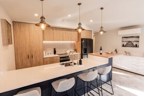 Fridge, microwave, stovetop, dishwasher