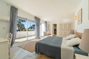 4 habitaciones, tabla de planchar con plancha, wifi y ropa de cama 
