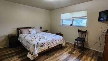 3 bedrooms, desk, iron/ironing board, free WiFi