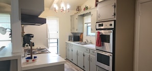 Microwave, oven, stovetop, paper towels - Cozy Country Gateway (Rosharon)