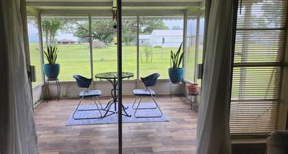 Cozy Country Gateway