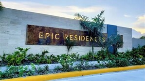 Un cartel para Epic Residences, con un diseño moderno, presenta un nombre grande e iluminado en una pared.