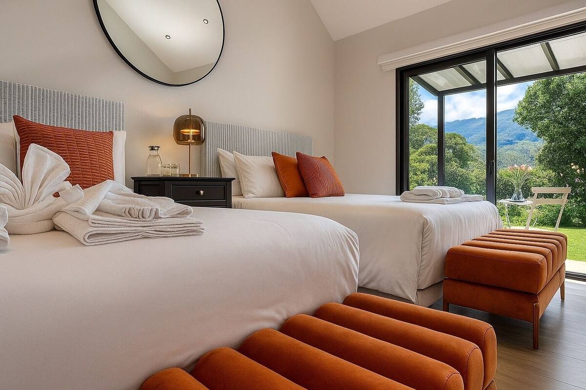 Family Room, 2 Katil Ratu (Queen), Non Smoking, Mountain View | Peralatan tempat tidur premium, gebar bulu kapas