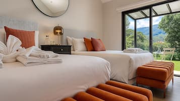 Habitación familiar, 2 camas Queen size, para no fumadores, vista a la montaña | Ropa de cama de alta calidad, edredón y decoración personalizada
