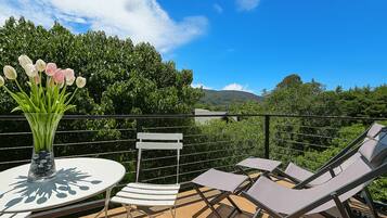 Suite estudio Deluxe, 1 cama King size, para no fumadores, vista a la montaña | Terraza o patio