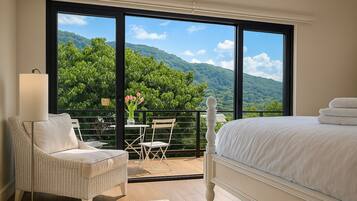 Suite estudio Deluxe, 1 cama King size, para no fumadores, vista a la montaña | Ropa de cama de alta calidad, edredón y decoración personalizada