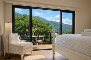 Deluxe Studio Suite, 1 Katil Raja (King), Non Smoking, Mountain View | Peralatan tempat tidur premium, gebar bulu kapas