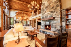 Fernseher, Kamin, Bücher, Arbeitsbereiche