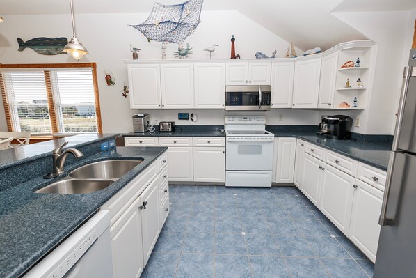 Een koelkast, een microgolfoven, een oven, een kookplaat