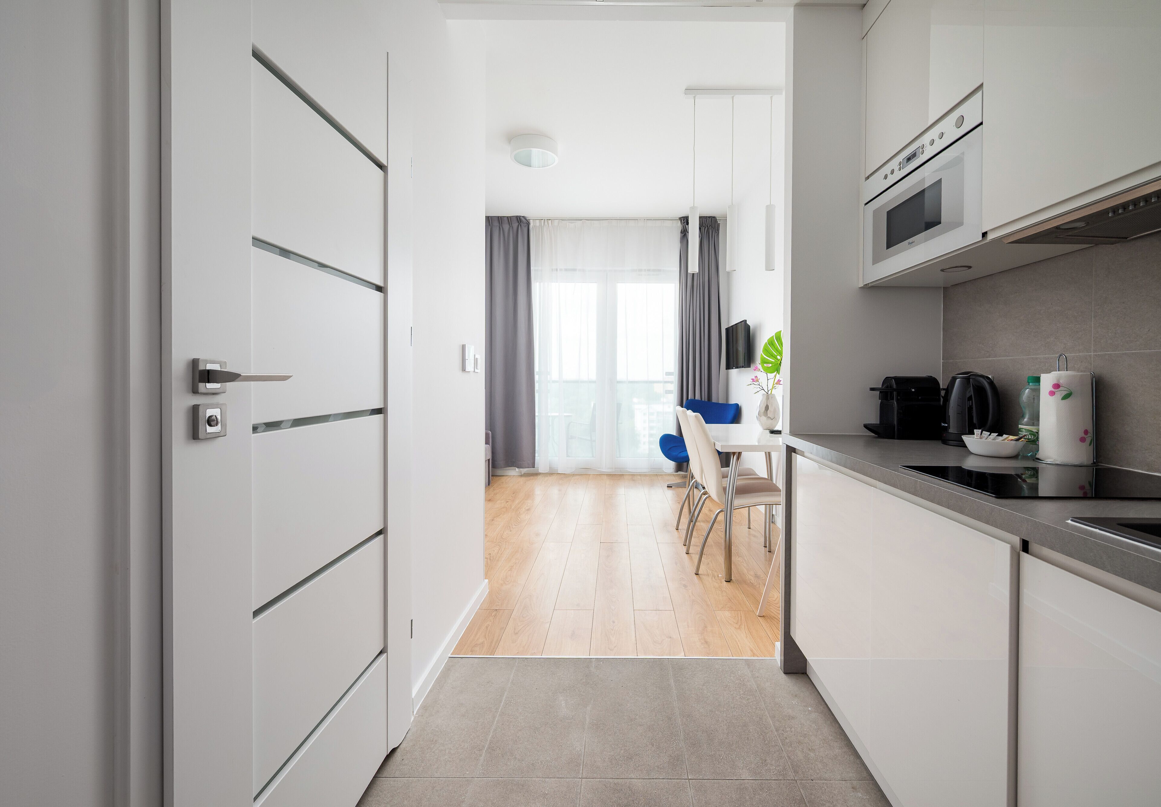 Een koelkast, een magnetron, een kookplaat, een vaatwasser