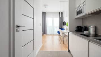 Een koelkast, een magnetron, een kookplaat, een vaatwasser