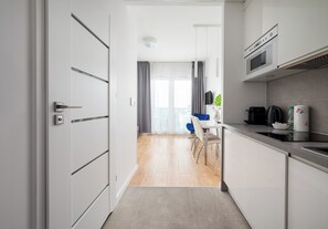 Réfrigérateur, micro-ondes, plaque de cuisson, lave-vaisselle