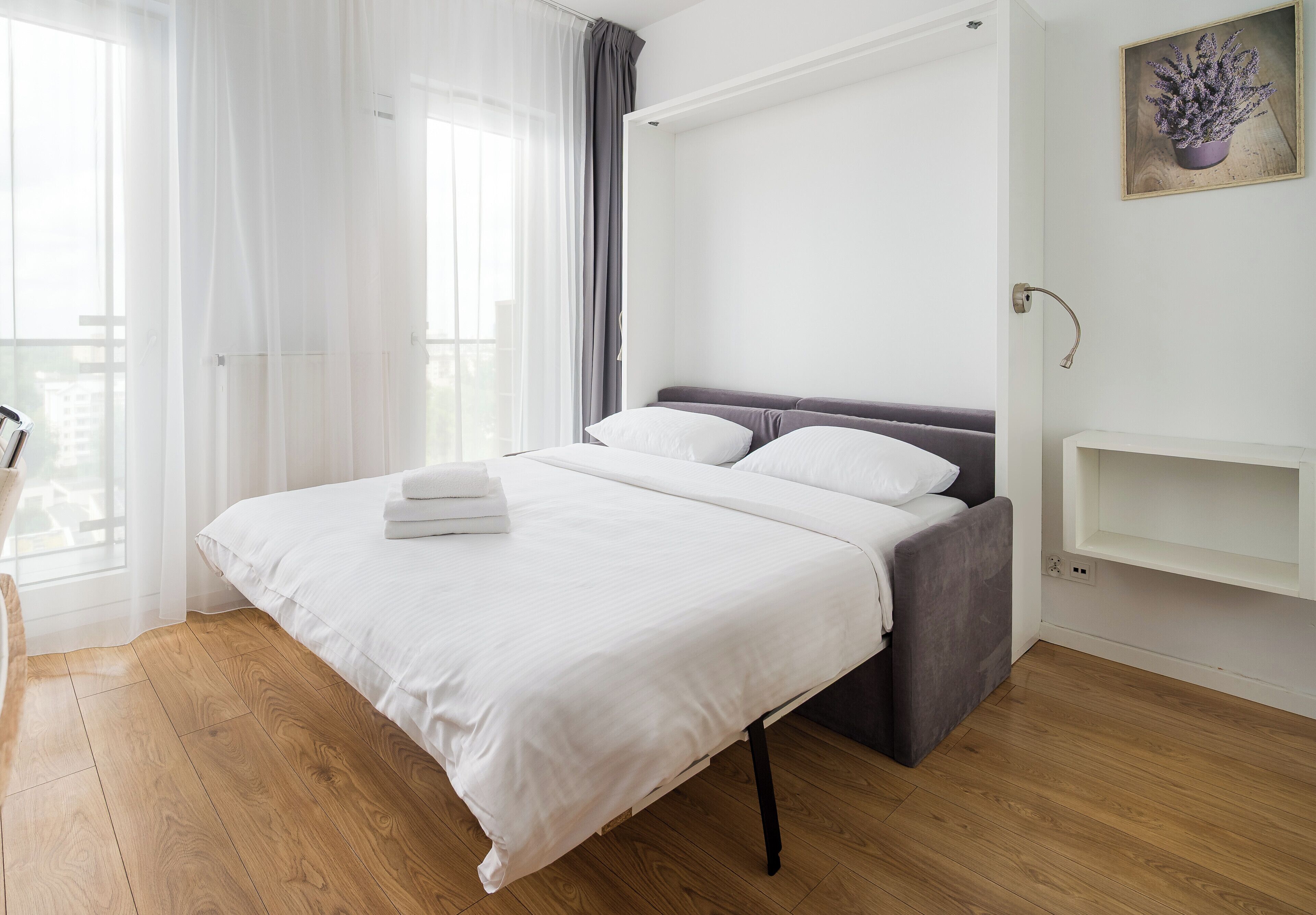 Tabla de planchar con plancha y ropa de cama