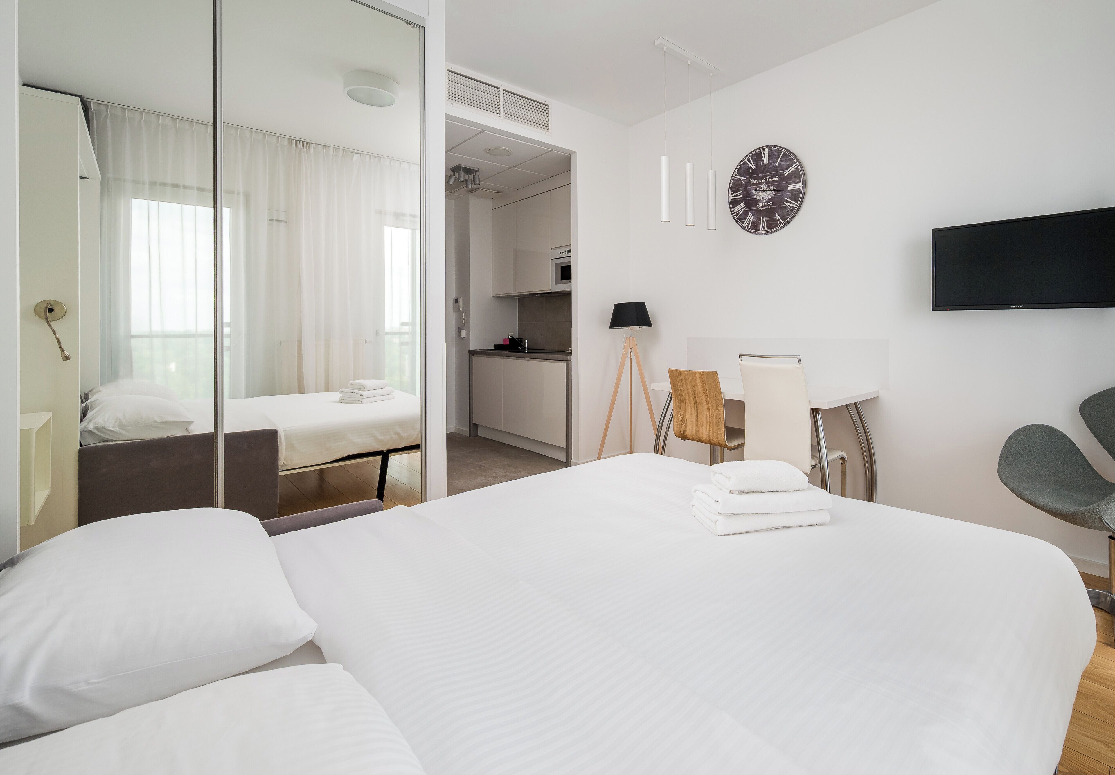 Een strijkplank/strijkijzer, beddengoed