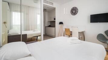 Een strijkplank/strijkijzer, beddengoed