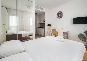 Tabla de planchar con plancha y ropa de cama 