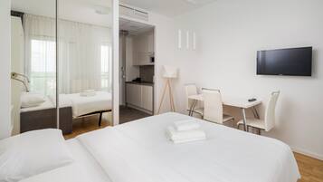 Iron/ironing board, bed sheets